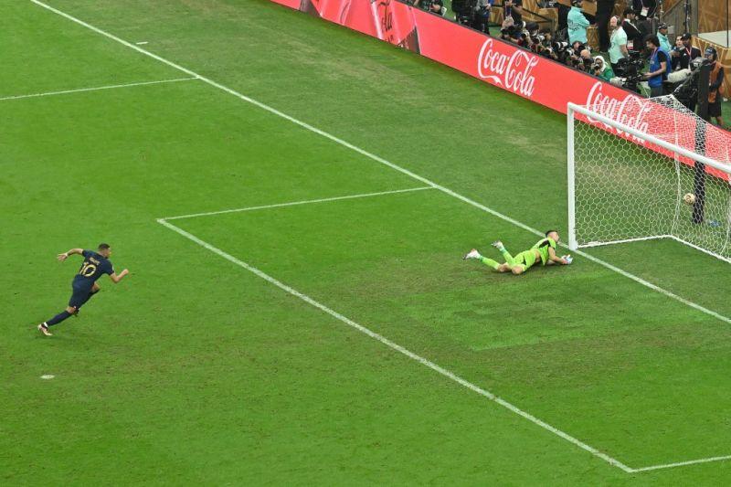 Legenda Sepak Bola Inggris Geoff Hurst Apresiasi Hattrick Mbappe di Final Piala Dunia 2022