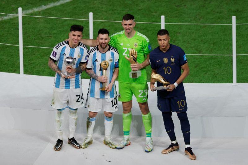 Pemain Terbaik Piala Dunia 2022 Lionel Messi Raih Bola Emas