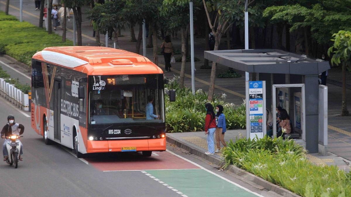 Tarif Murah Bikin Pengguna Makin Cinta Bus TransJakarta