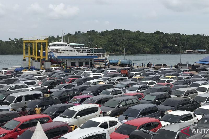 H-7 Lebaran, Mobil Pemudik Padati Pelabuhan Bakauheni Hendak ke Merak