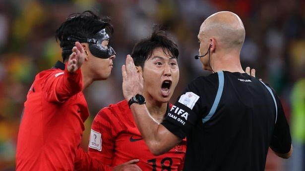 Ini Alasan Beberapa Pemain Bola Memakai Topeng saat Bertanding di Piala Dunia 2022