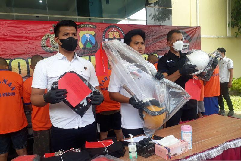15 Orang Jadi Tersangka Bentrok Antar-Perguruan Silat di Kediri, Berbagai Senjata Tajam Disita