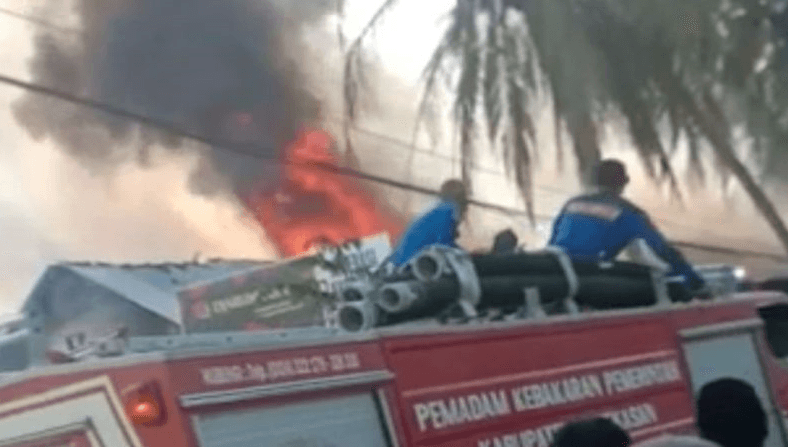 Pertokoan di Area Ponpes Bata-Bata Pamekasan Terbakar