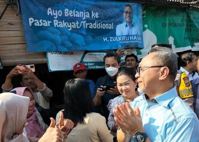 Minyak Goreng dari Mendag Langsung Diserbu Emak-emak di Pasar Bakauheni