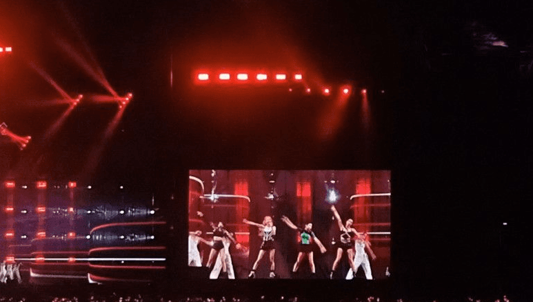 Rose BLACKPINK Kepanasan dengan Udara Jakarta saat Konser