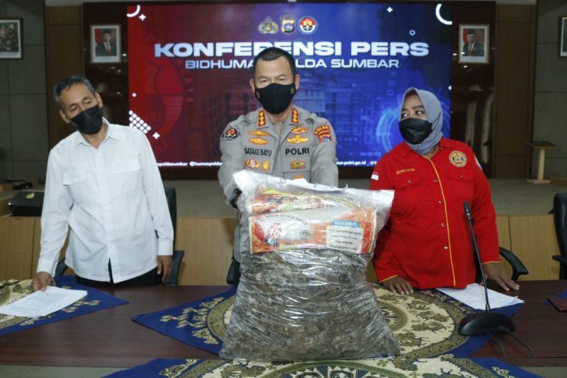 Polisi Tangkap Penjual 12,8 Kg Sisik Trenggiling di Padang