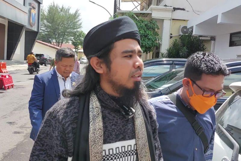Gus Samsudin Tak Pakai Sandal saat Penuhi Panggilan Polda Jatim atas Kasusnya dengan Pesulap Merah
