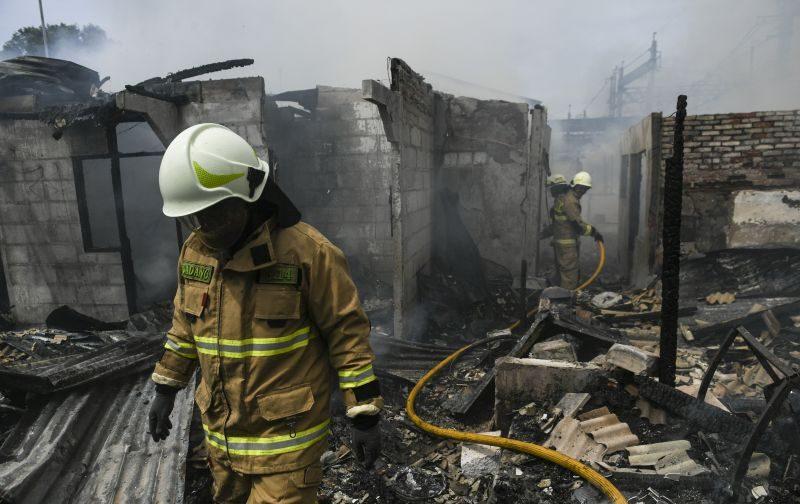 85 Personel Gulkarmat Jaksel Padamkan Kebakaran 5 Rumah di Tebet