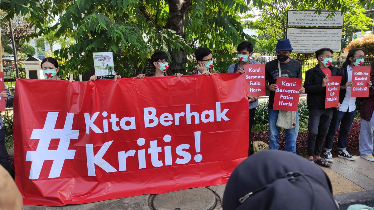 Haris Azhar dan Fatia Hadapi Sidang, Puluhan Massa Gelar Aksi Solidaritas di PN Jaktim