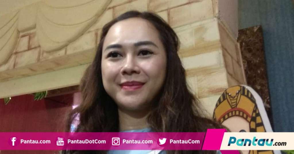Punya Kekasih Baru, Aura Kasih Gandeng Pria Bule?
