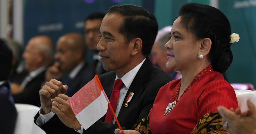 Tercyduk! Jokowi Asyik Joget Saat Via Valen Nyanyi Lagu Meraih Bintang