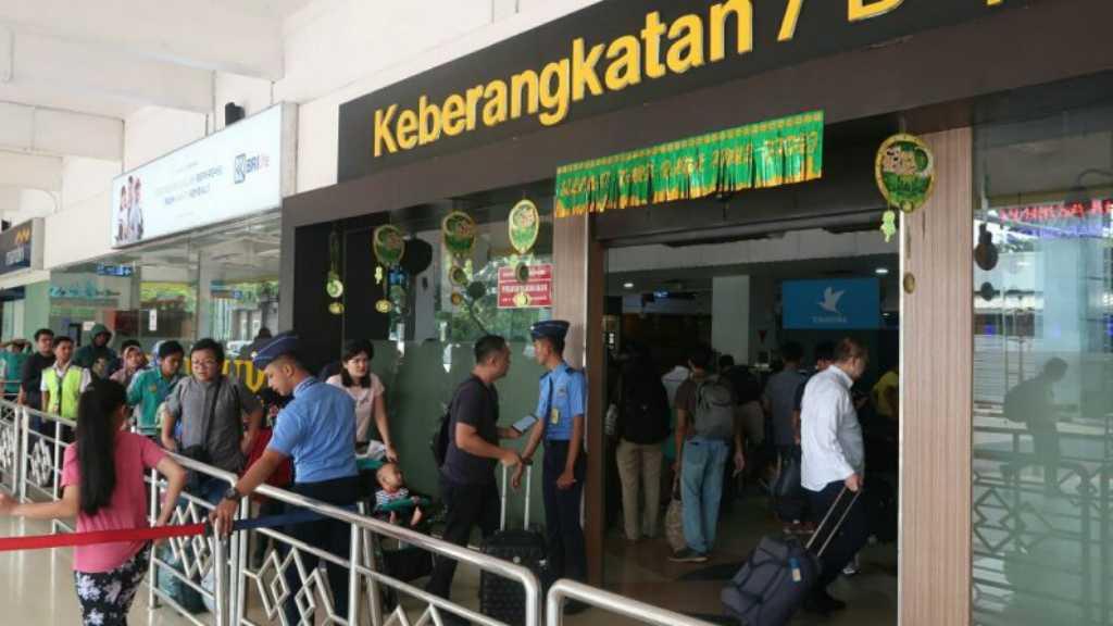 Cerita Pemudik, Rela Beli Tiket Pesawat Mahal Demi Lebaran di Kampung
