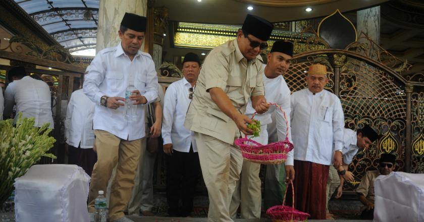 Prabowo Ziarah ke Makam Pendiri NU