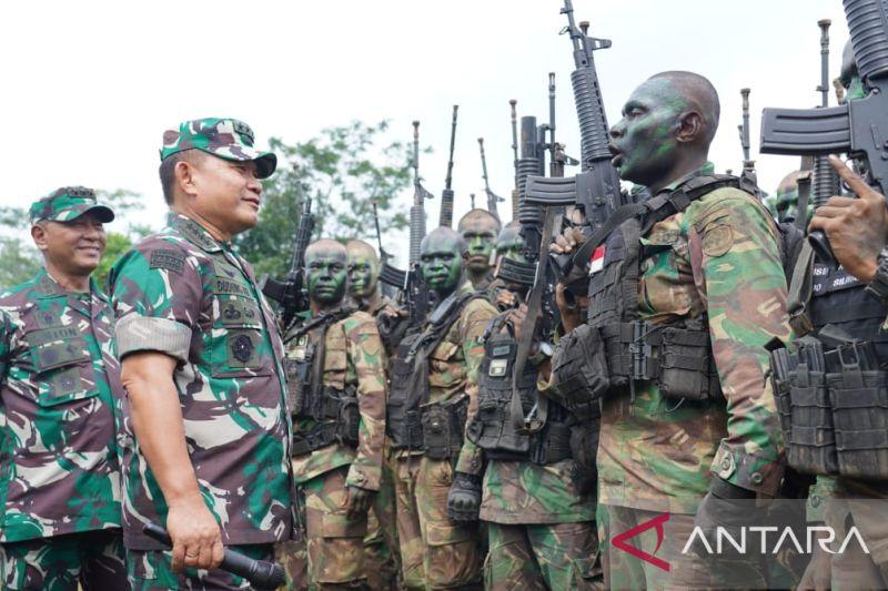Jenderal Dudung Tambah Perlengkapan Prajurit TNI AD yang Bertugas ke Papua