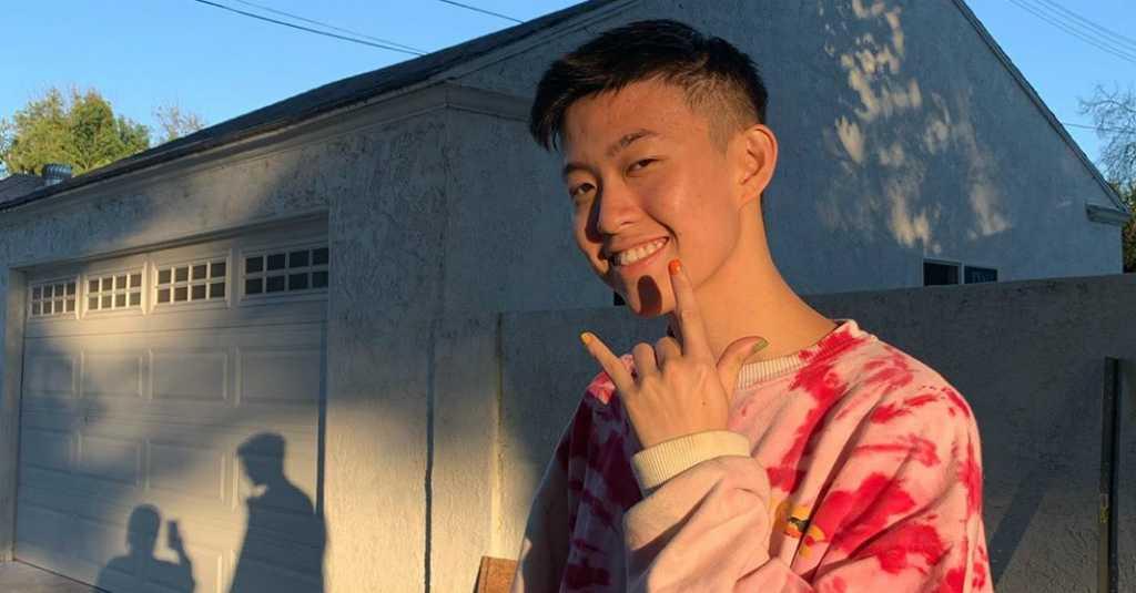 Rich Brian Rilis Album '1999'