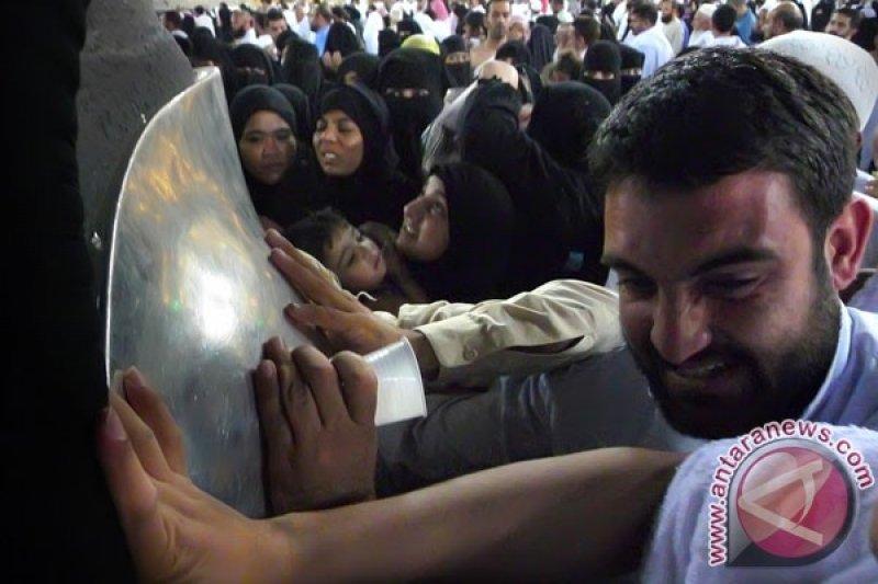 Alhamdulillah, Umat Islam Bisa Kembali Cium Hajar Aswad