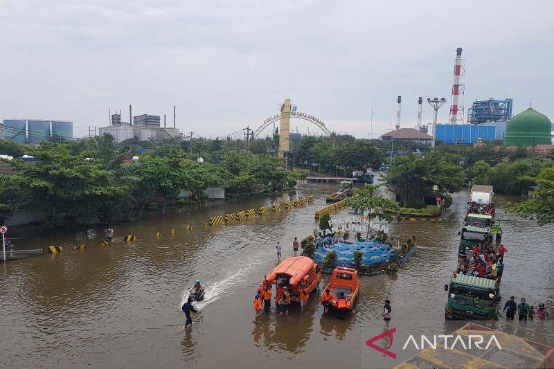 Pelabuhan Tanjung Emas Semarang hingga Kini Masih Tergenang Banjir Rob