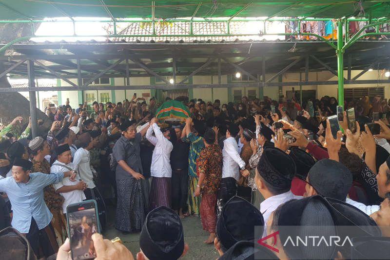 Ribuan Pelayat Datangi Kediaman KH Dimyati Rois, Gubernur Jateng Turut Hadir