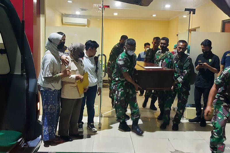 Jenazah Suami Istri TNI AL Korban Kecelakaan di Cibubur Dibawa Pulang Keluarga