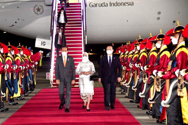 Presiden Jokowi dan Ibu Negara Mendarat di Seoul Disambut Wakil Menlu Korsel