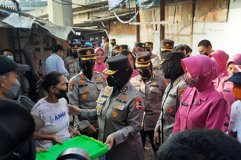 Rayakan HUT Ke-74, Polwan Bagikan 1.000 Paket ke Masyarakat Pinggiran di Jakut