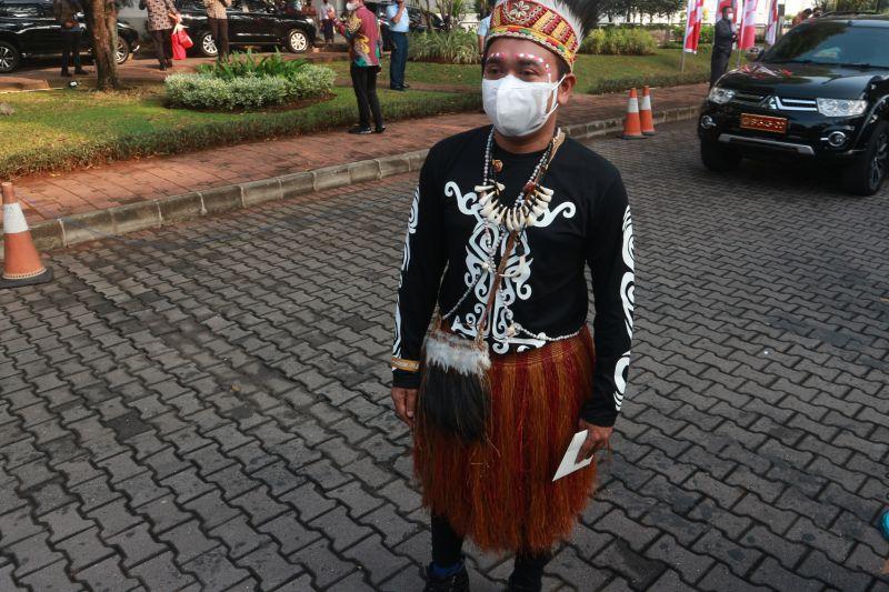Peringati HUT ke-77 RI, Stafsus Presiden Kenakan Baju Adat Papua