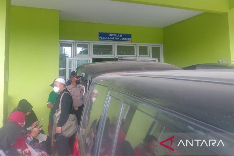 Tiba di RSUD Bekasi, Keluarga Korban Kecelakaan Truk Kontainer Tertunduk Lemas
