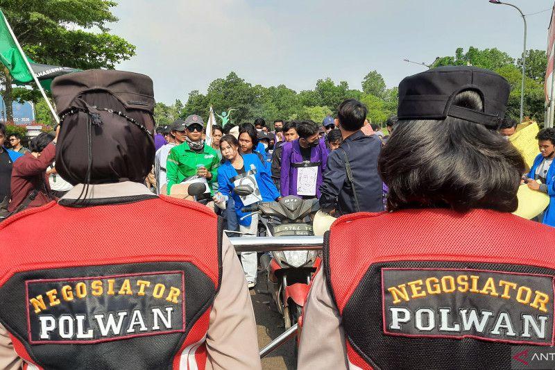 Mahasiswa Gabungan Unjuk Rasa di Depan Gedung DPRD Tangerang Tolak Kenaikan BBM dan Pembangunan IKN