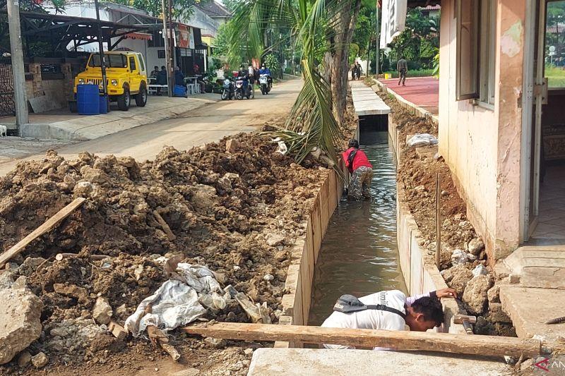 Antisipasi Banjir, Pemkot Jaktim Bangun Saluran Air di Duren Sawit