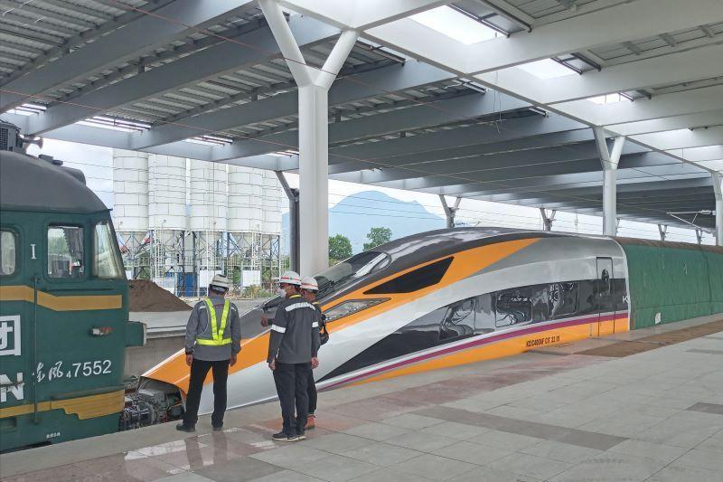 Menko Luhut Ungkap RI Negosiasi dengan China soal Buga Pinjaman Kereta Cepat Jakarta-Bandung