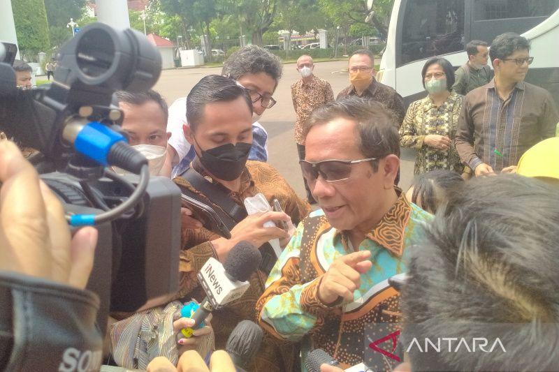 Mahfud MD Pimpin TGIPF Serahkan Laporan Investigasi Tragedi Kanjuruhan ke Jokowi di Istana