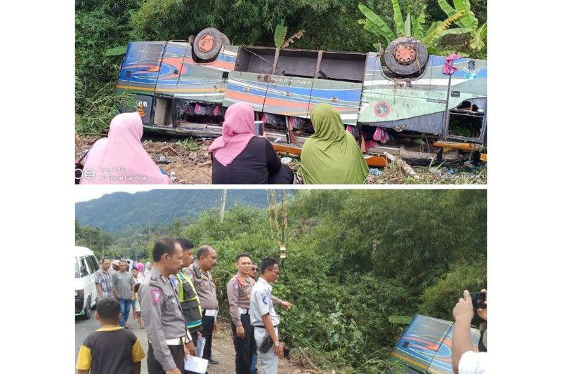 Bus ALS Angkut Puluhan Orang Terguling ke Jurang di Tapsel, 1 Santri Tewas