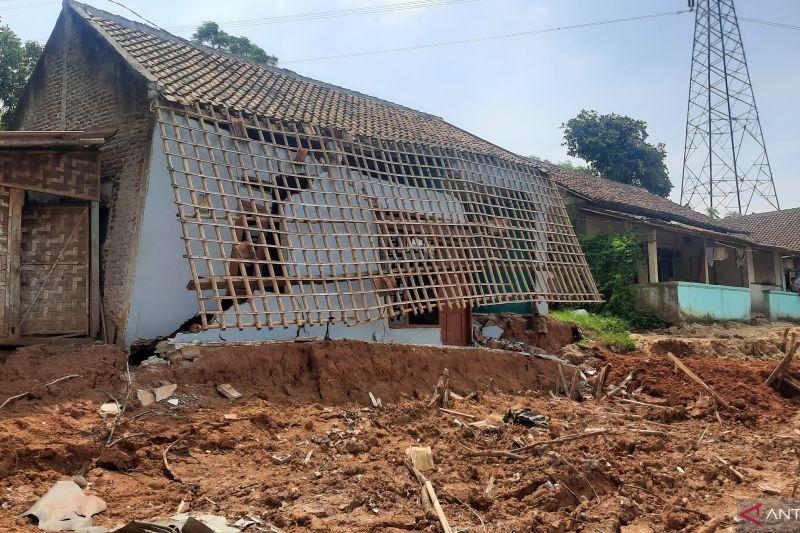 Imbas Longsor di Tangerang, 6 Bangunan Rusak dan Jalan Penghubung Antardesa Terputus