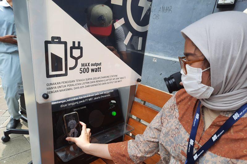 Tiga Stasiun Pengisi Daya Kendaraan Listrik dan HP Dipasang di Kawasan MRT Dukuh Atas