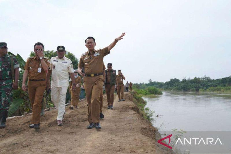 Rembes ke Desa Sebelah, Bupati Bekasi Tinjau Tanggul Sungai Citarum
