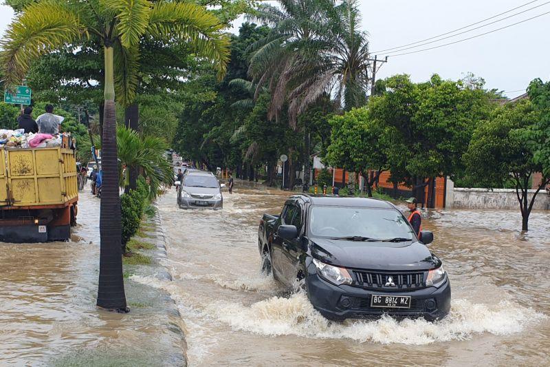 Air Hujan Setinggi 30 Sentimeter Genang Jalan Protokol Palembang