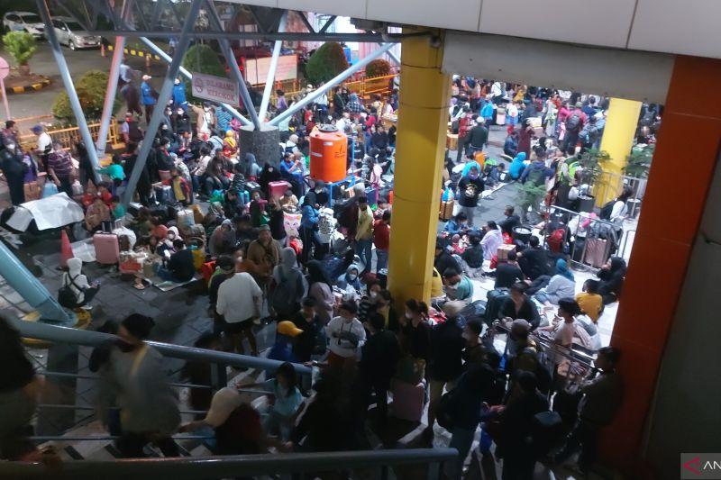 Ribuan Penumpang Padati Pelabuhan Tanjung Priok Malam Ini