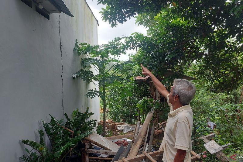 Rumah Warga Rusak akibat Proyek Turap Kali Cilangkap Longsor, Pak Heru Kemana?