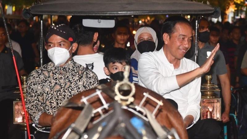 Nikmati Malam Minggu bersama Cucu, Presiden Jokowi Berkeliling Malioboro Naik Andong