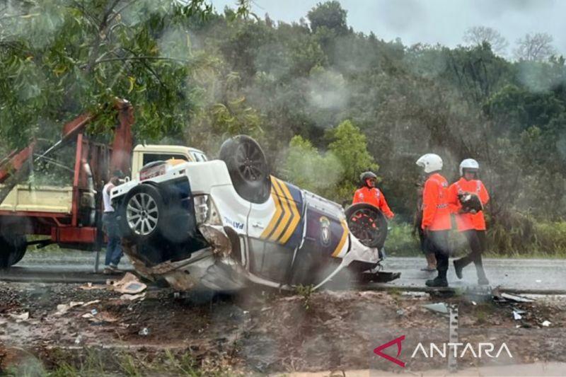 Waduh, Mobil Patwal Dishub Kepri Terbalik