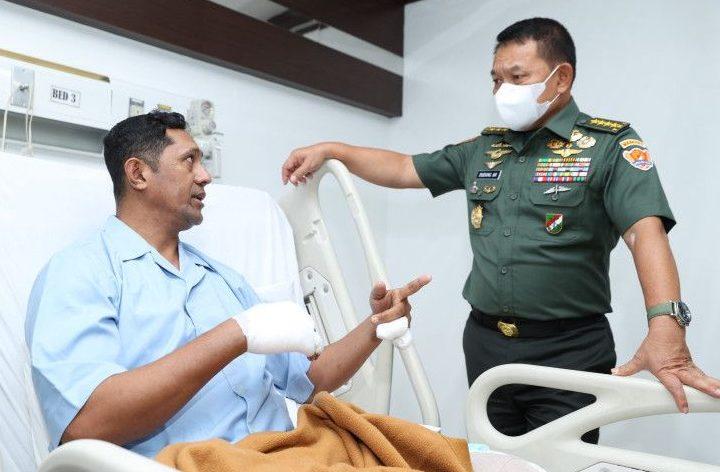 Prajurit Korban Penyerangan KKB Yahukimo Dijenguk Kasad Dudung Abdrucahman di RSPAD