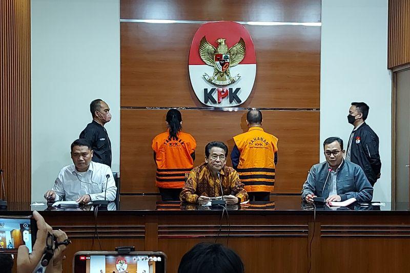 Bupati Kapuas dan Istri yang juga Anggota DPR Fraksi NasDem Resmi Ditahan, Tangan Mereka Diborgol