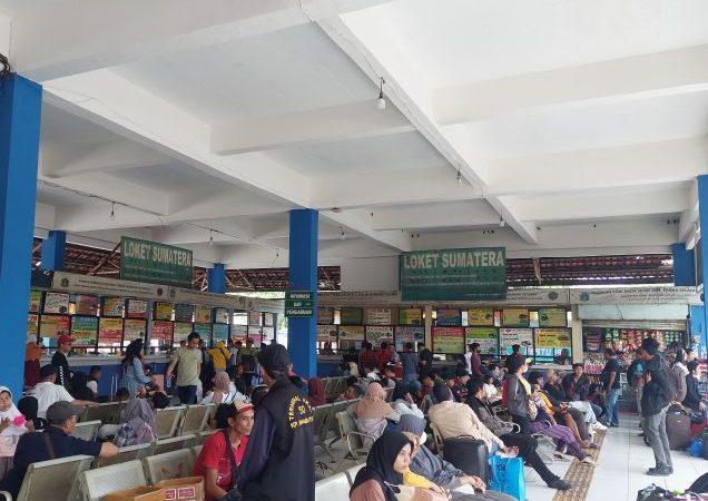 Jumlah Pemudik di Terminal Kampung Rambutan Mulai Menurun pada H-2 Lebaran