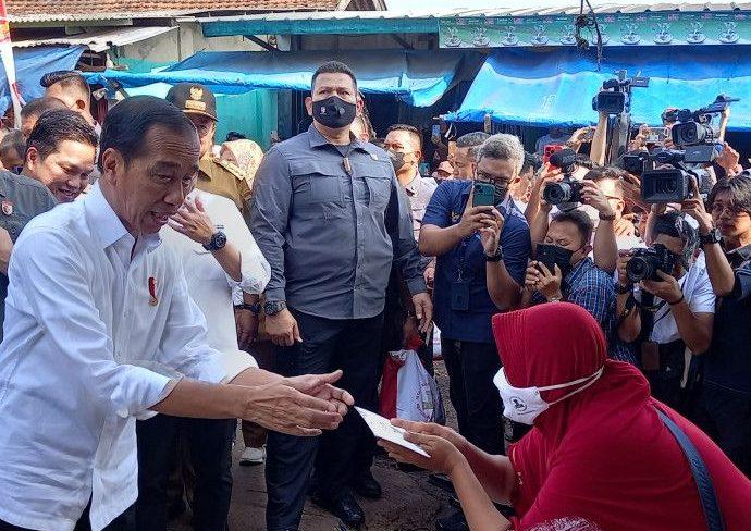 Antusias Warga Temu Langsung Jokowi di Pasar Natar Lampung