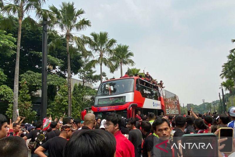 Timnas U-22 tiba di Stadion GBK Naik Bus TransJakarta