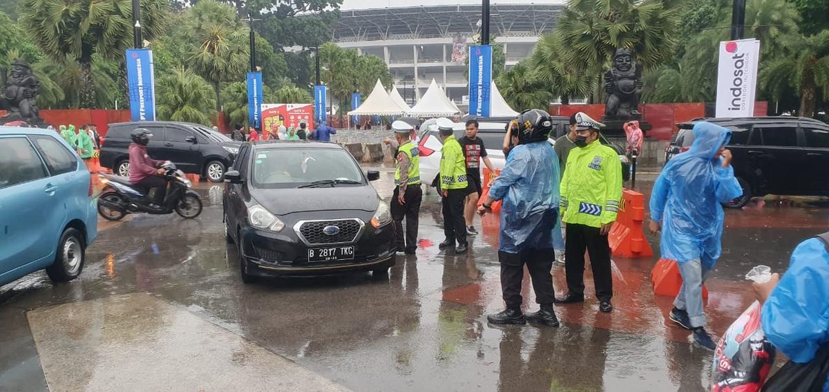 Hujan Deras dan Macet Tak Surutkan Masyarakat ke GBK Nonton Indonesia vs Argentina