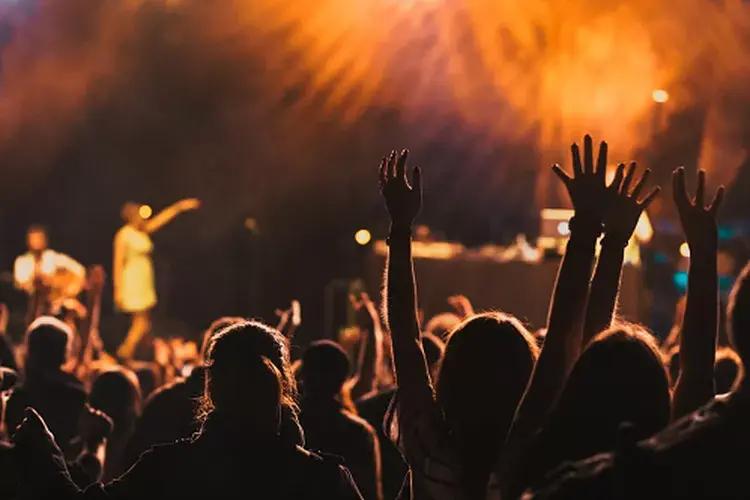 Polisi Malaysia Selidiki Aksi Ciuman Sesama Jenis di Konser The 1975