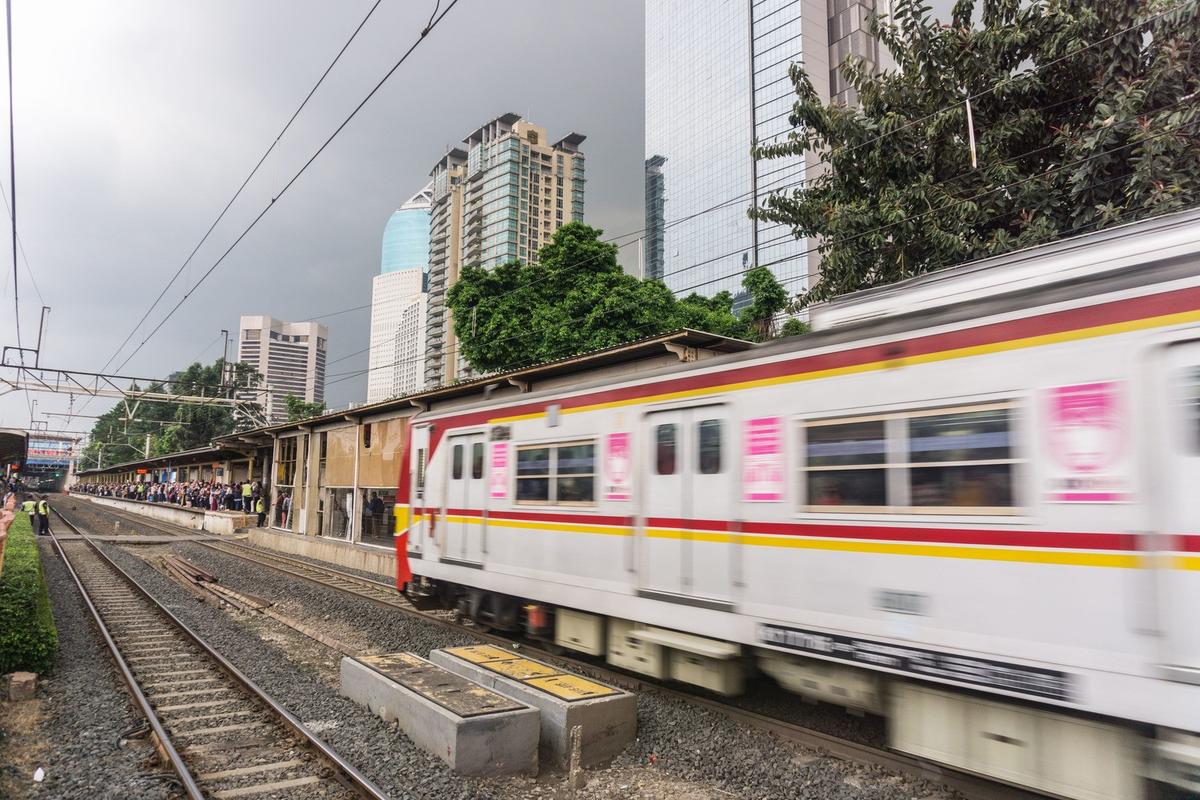 Truk Tabrak Tiang Listrik di Stasiun Pondok Ranji-Kebayoran, KRL Alami Gangguan
