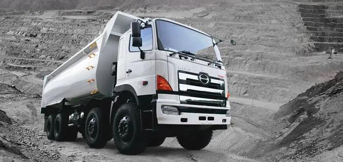 Truk Muatan Serbuk Baja Terguling di Tol Soetta gegara Pecah Ban