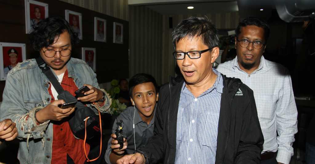 Barikade 98 Laporkan Rocky Gerung ke Bareskrim Polri